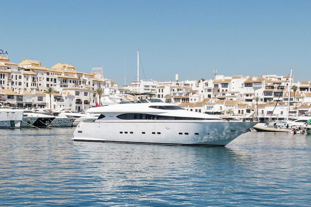 Super Yacht Located In Puerto Banus Hotell Marbella Eksteriør bilde